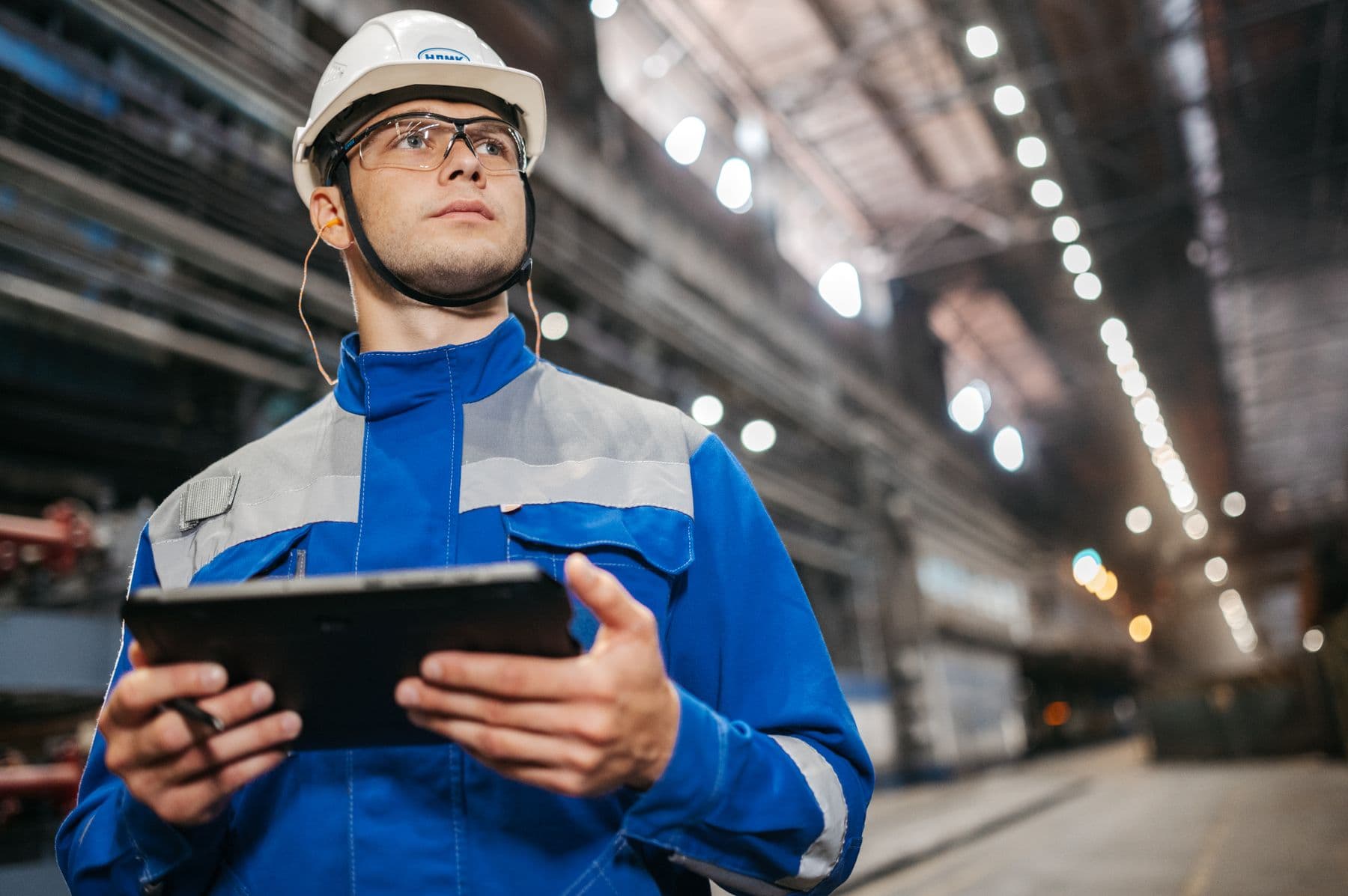 Field engineer with tablet — stock photograph
